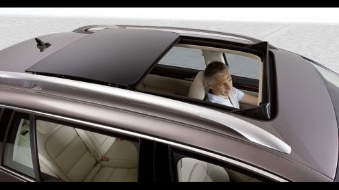 Daar is-ie dan! Het beenruimtewonder van Skoda in gezinsverpakking; de nieuwe Skoda Superb Combi. Deze Schiphol-taxi in spe staat gepland voor de IAA maar lekte voortijdig digitaal uit.