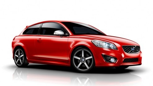 Nu de Volvo C30 mag rekenen op een nieuwe neus en kan worden uitgerust met een stijver onderstel en scherpere besturing, is de link met het R-Design pakket al snel gelegd. De vernieuwde Zweed wordt op