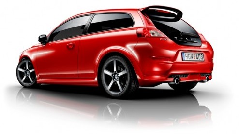 Nu de Volvo C30 mag rekenen op een nieuwe neus en kan worden uitgerust met een stijver onderstel en scherpere besturing, is de link met het R-Design pakket al snel gelegd. De vernieuwde Zweed wordt op