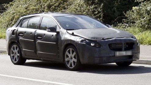 Terwijl de Volvo C30 en C70 inmiddels de eerste tekenen van de aanstaande S60 aannemen, is deze middenklasser nog in volledige verhulling getooid. Medio volgend gaat het doek er helemaal af.