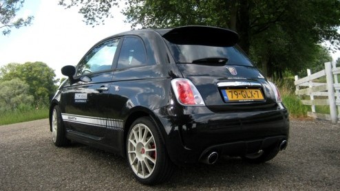Een bommetje op wielen. Ze bestaan gelukkig echt! De Abarth 500 esseesse is er zo n. Signalement? Zeer brutaal gebekt, venijnig op de weg, weinig kilos en vliegensvlug met honderdzestig pk! Volg de