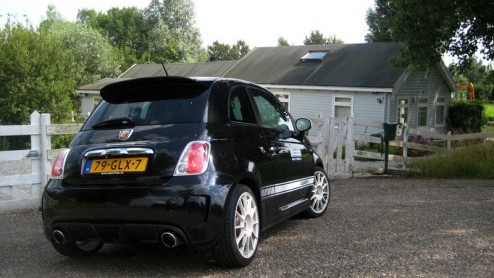 Een bommetje op wielen. Ze bestaan gelukkig echt! De Abarth 500 esseesse is er zo n. Signalement? Zeer brutaal gebekt, venijnig op de weg, weinig kilos en vliegensvlug met honderdzestig pk! Volg de
