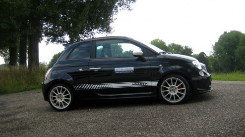 Een bommetje op wielen. Ze bestaan gelukkig echt! De Abarth 500 esseesse is er zo n. Signalement? Zeer brutaal gebekt, venijnig op de weg, weinig kilos en vliegensvlug met honderdzestig pk! Volg de