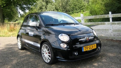 Een bommetje op wielen. Ze bestaan gelukkig echt! De Abarth 500 esseesse is er zo n. Signalement? Zeer brutaal gebekt, venijnig op de weg, weinig kilos en vliegensvlug met honderdzestig pk! Volg de