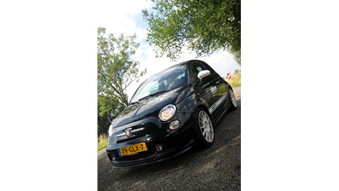 Een bommetje op wielen. Ze bestaan gelukkig echt! De Abarth 500 esseesse is er zo n. Signalement? Zeer brutaal gebekt, venijnig op de weg, weinig kilos en vliegensvlug met honderdzestig pk! Volg de