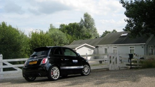 Een bommetje op wielen. Ze bestaan gelukkig echt! De Abarth 500 esseesse is er zo n. Signalement? Zeer brutaal gebekt, venijnig op de weg, weinig kilos en vliegensvlug met honderdzestig pk! Volg de