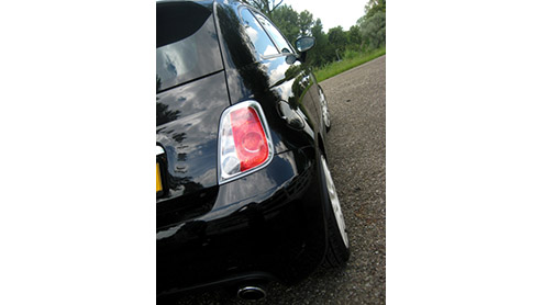 Een bommetje op wielen. Ze bestaan gelukkig echt! De Abarth 500 esseesse is er zo n. Signalement? Zeer brutaal gebekt, venijnig op de weg, weinig kilos en vliegensvlug met honderdzestig pk! Volg de