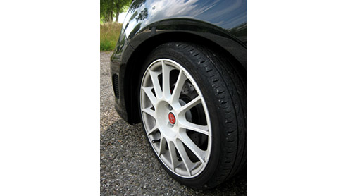 Een bommetje op wielen. Ze bestaan gelukkig echt! De Abarth 500 esseesse is er zo n. Signalement? Zeer brutaal gebekt, venijnig op de weg, weinig kilos en vliegensvlug met honderdzestig pk! Volg de