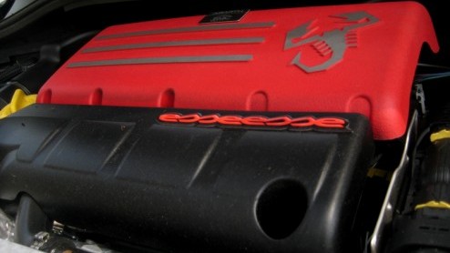 Een bommetje op wielen. Ze bestaan gelukkig echt! De Abarth 500 esseesse is er zo n. Signalement? Zeer brutaal gebekt, venijnig op de weg, weinig kilos en vliegensvlug met honderdzestig pk! Volg de
