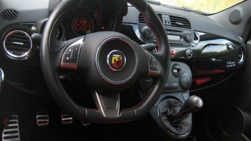 Een bommetje op wielen. Ze bestaan gelukkig echt! De Abarth 500 esseesse is er zo n. Signalement? Zeer brutaal gebekt, venijnig op de weg, weinig kilos en vliegensvlug met honderdzestig pk! Volg de