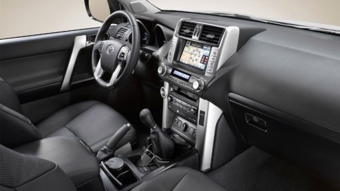 Toyota heeft eerder summier de vernieuwde versie van de Land Cruiser aangekondigd. Inmiddels mag het doek er af en laten de Japanners alle details los. Het werkpaard blijkt grondig opgewaardeerd.