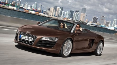 De kogel is door de kerk. Audi presenteert de R8 Spyder, voorzien van een lichte softtop en machtige V10 met 525 pk. Na het voorjaar arriveert dit pretnummer in ons land. Een prijskaartje is nog niet 