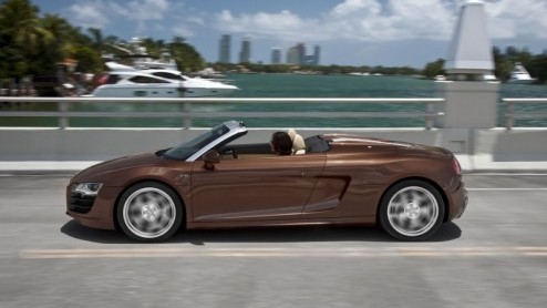 De kogel is door de kerk. Audi presenteert de R8 Spyder, voorzien van een lichte softtop en machtige V10 met 525 pk. Na het voorjaar arriveert dit pretnummer in ons land. Een prijskaartje is nog niet 
