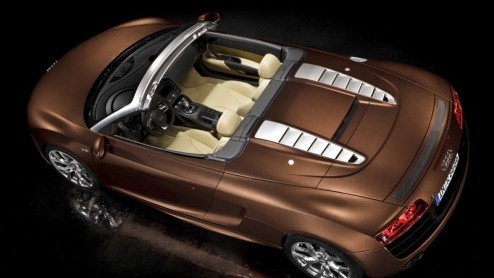 De kogel is door de kerk. Audi presenteert de R8 Spyder, voorzien van een lichte softtop en machtige V10 met 525 pk. Na het voorjaar arriveert dit pretnummer in ons land. Een prijskaartje is nog niet 