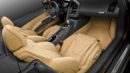 De kogel is door de kerk. Audi presenteert de R8 Spyder, voorzien van een lichte softtop en machtige V10 met 525 pk. Na het voorjaar arriveert dit pretnummer in ons land. Een prijskaartje is nog niet 
