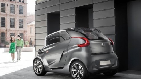 Uit het niets is daar opeens de Peugeot BB1. Volgens het Franse merk is deze vierpersoons elektrisch aangedreven conceptcar met slechts 2.5 meter lengte een antwoord op de vraag naar mobiliteit voor 