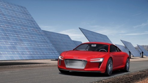 Audi presenteert op de IAA in Frankfurt de e-tron, een compacte volledig elektrisch aangedreven supersportwagen. Elk wiel wordt aangedreven door een eigen elektromotor, wat de e-tron tot een onvervals