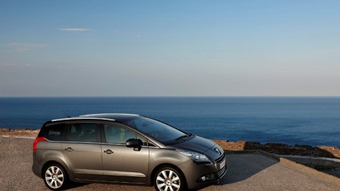 Medio november komt de Peugeot 5008 naar ons land. Voor Peugeot een uitgelezen moment om nu de prijslijst bekend te maken. De vanafprijs van de Peugeot 5008 is 24.550 euro. Ter introductie is er ook e
