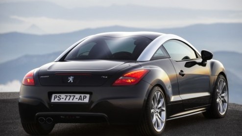 Om de introductie van de nieuwe Peugeot RCZ helemaal niet ongemerkt voorbij te laten gaan wordt er een speciale gelimiteerde serie aangeboden. Het gaat om slechts 200 wit-zwarte exemplaren voor heel E