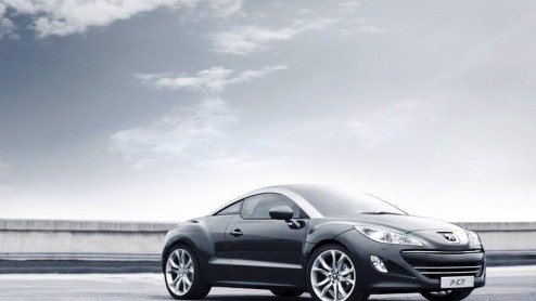 Om de introductie van de nieuwe Peugeot RCZ helemaal niet ongemerkt voorbij te laten gaan wordt er een speciale gelimiteerde serie aangeboden. Het gaat om slechts 200 wit-zwarte exemplaren voor heel E