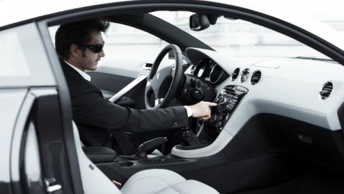 Om de introductie van de nieuwe Peugeot RCZ helemaal niet ongemerkt voorbij te laten gaan wordt er een speciale gelimiteerde serie aangeboden. Het gaat om slechts 200 wit-zwarte exemplaren voor heel E