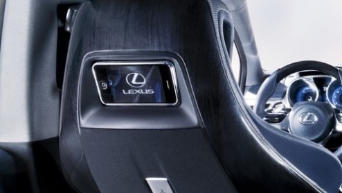 Een afbeelding met een iPhone-dock in de voorstoelen van de Lexus LF-cH concept. Wat zijn de Japanners van plan?
