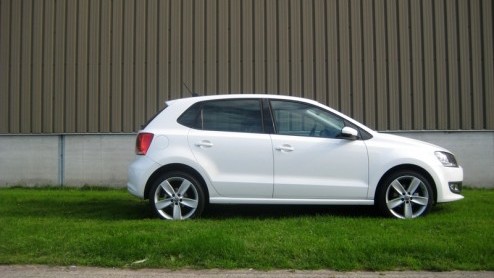 Kleine jongetjes worden groot. En dat geldt ook voor de Polo, vindt Volkswagen. De vijfde generatie kruipt in alle opzichten naar grotere broer Golf toe en is tegelijkertijd van harte welkom in een ti