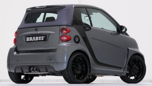 De Ultieme smart was tot nu toe alleen verkrijgbaar in knaloranje. Smart tuner BRABUS heeft nu een Ultimate R ontwikkeld, die een zeer sportieve donkergrijze outfit draagt en bovendien nog onderhuids 