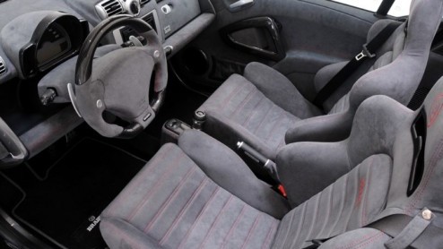 De Ultieme smart was tot nu toe alleen verkrijgbaar in knaloranje. Smart tuner BRABUS heeft nu een Ultimate R ontwikkeld, die een zeer sportieve donkergrijze outfit draagt en bovendien nog onderhuids 