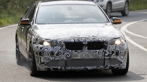 Hoe CO2-vriendelijk we ook (zouden) moeten zijn tegenwoordig, van geweldenaars met veel pks hoeven we voorlopig geen afscheid te nemen. Ook voor de nieuwe BMW M5 is er een hoopvolle toekomst weggeleg