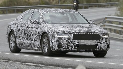 De koplampen verraden het direct: onder deze fantasierijke camouflage schuilt een nieuwe Audi. Het is de nieuwe generatie A8, want het huidige model is alweer zes jaar op de markt. De laatste maanden 