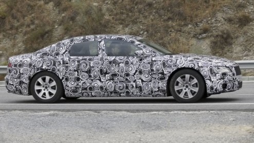 De koplampen verraden het direct: onder deze fantasierijke camouflage schuilt een nieuwe Audi. Het is de nieuwe generatie A8, want het huidige model is alweer zes jaar op de markt. De laatste maanden 