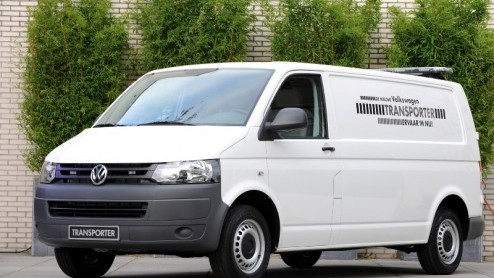 Volkswagen heeft de nieuwe Transporter inmiddels voorgesteld. Deze populaire ondernemersbus krijgt naast een bijgepunt uiterlijk een vers motorpalet onder de kap. Naast tweeliter diesels, waarvan n