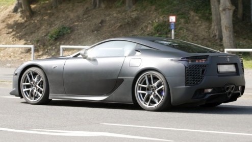 Lexus heeft alweer in 2005 op de Tokyo Motor Show hun sportieve LF-A concept gepresenteerd. Ook de roadsterversie heeft zich als studiemodel al laten zien. Gelukkig, het paradepaardje LF-A van Lexus i