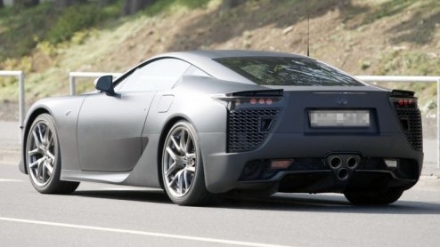 Lexus heeft alweer in 2005 op de Tokyo Motor Show hun sportieve LF-A concept gepresenteerd. Ook de roadsterversie heeft zich als studiemodel al laten zien. Gelukkig, het paradepaardje LF-A van Lexus i