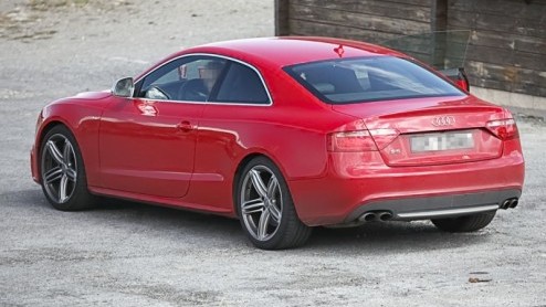 Het is een publiek geheim dat Audi ook de A5 omdoopt tot een begeerlijke RS5. Het prototype rijdt al aardig in vorm talloze testrondes, dit keer viel ons oog op een knalrood exemplaar.