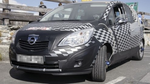 Hebbes. Dit is de nieuwe Opel Meriva van dichtbij. En inderdaad, de nieuwe compacte MPV krijgt de beloofde FlexDoors. In het voorjaar van 2010 gaat het doek er af.