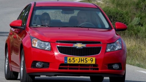 Nu de Chevrolet Cruze sinds juni dit jaar op de markt is, wordt het leveringsprogramma uitgebreid met een nieuwe uitvoering. De tweeliter diesel is voortaan te combineren met een zestrapsautomaat en k