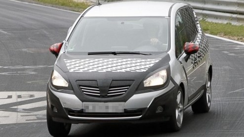 Het gaat rap met de komst van de Meriva. Nog maar een paar dagen geleden kregen we de nieuwe ruimteling van het merk opnieuw voor de lens. Nu hebben we beelden van de Meriva op de Nordschleife, gehuld