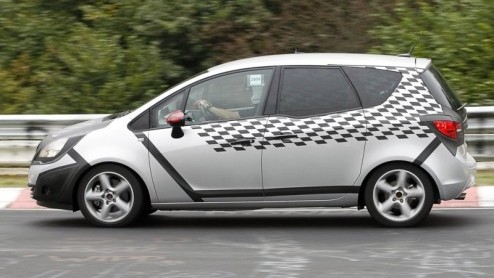 Het gaat rap met de komst van de Meriva. Nog maar een paar dagen geleden kregen we de nieuwe ruimteling van het merk opnieuw voor de lens. Nu hebben we beelden van de Meriva op de Nordschleife, gehuld