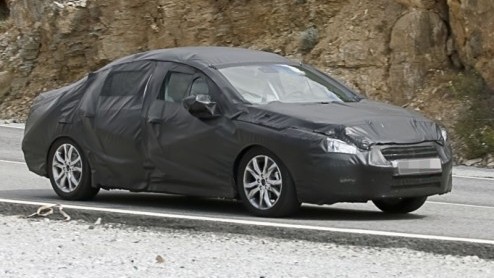 De nieuwe Peugeot 508 heeft zich lange tijd goed verborgen gehouden. En dat terwijl deze 407-opvolger volgend jaar al op de markt verschijnt. Opnieuw krijgt de Fransoos een grote mond, maar zal in zij
