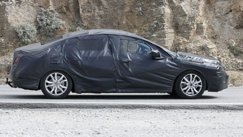 De nieuwe Peugeot 508 heeft zich lange tijd goed verborgen gehouden. En dat terwijl deze 407-opvolger volgend jaar al op de markt verschijnt. Opnieuw krijgt de Fransoos een grote mond, maar zal in zij