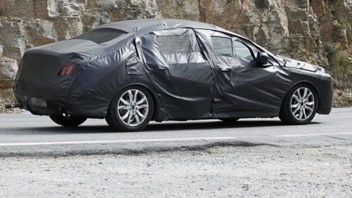 De nieuwe Peugeot 508 heeft zich lange tijd goed verborgen gehouden. En dat terwijl deze 407-opvolger volgend jaar al op de markt verschijnt. Opnieuw krijgt de Fransoos een grote mond, maar zal in zij