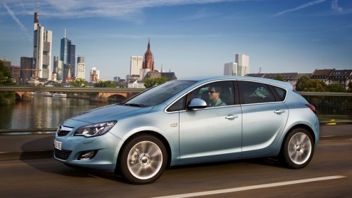 Opel is er uit en heeft na de instapprijs ook alle andere nieuwe Astra vijfdeurs-uitvoeringen een prijs gegeven. De prijzen beginnen zoals bekend bij 18.495 euro, waarbij er negen motovarianten ten di