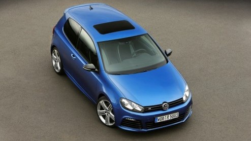 De nieuwe Golf R heeft een prijskaartje gekregen. Het nieuwe topmodel, met meer vermogen maar een lager verbruik, staat vanaf november bij de dealer. Bestellen kan dit weekend al, tegen betaling van 4