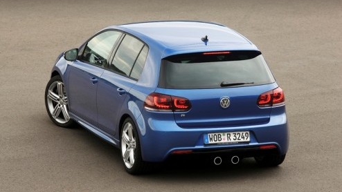De nieuwe Golf R heeft een prijskaartje gekregen. Het nieuwe topmodel, met meer vermogen maar een lager verbruik, staat vanaf november bij de dealer. Bestellen kan dit weekend al, tegen betaling van 4