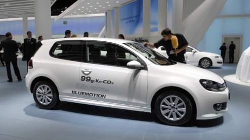 In november start Volkswagen met de levering van de nieuwe Golf BlueMotion. Het nieuwe model met 1.6 TDI is nog eens stukken zuiniger dan zijn voorganger en neemt genoegen met 3.8l/100km en 99 g/km CO