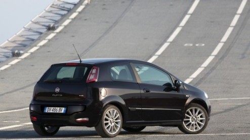 De gevolueerde Fiat Grande Punto arriveert eind november als Punto Evo bij de dealers. Het merk levert de Italiaan met een nieuw gezicht, vers interieur met nieuwe features en een nieuwe generatie Mu