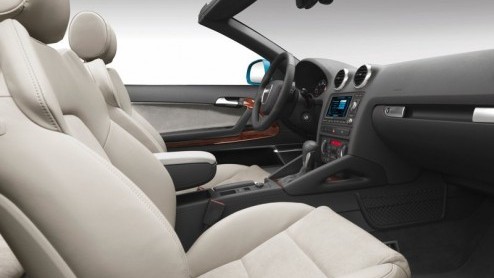 Nu de temperatuur daalt en het cabriodak steeds vaker op zijn plek moet blijven, breidt Audi de standaarduitrusting van de A3 Cabriolet uit met een toepasselijke accessoire: semi-automatische klimaatr