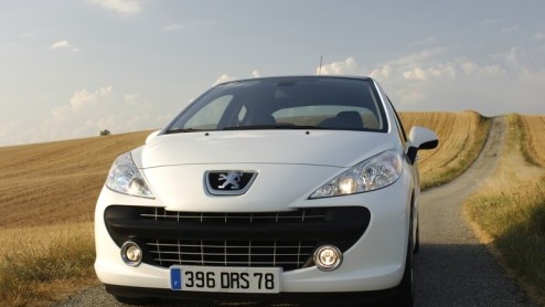 De prijs van de vooruitgang in luxe en veiligheid is gewicht. Zo kweken zelfs compacte autos als de Peugeot 207 flinke vetrolletjes. Die kun je maar het beste te lijf gaan met trekkracht. Als een tur